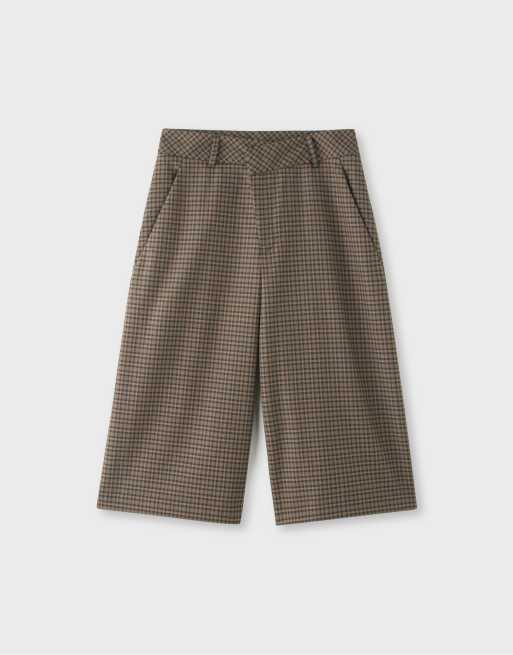 Stradivarius karierte schicke Bermuda-Shorts mit Wickelbund in Beige, 6 von 7