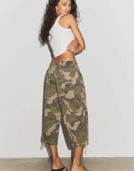Stradivarius - Khakigrønne bermudashorts med camouflage-design i afslappet pasform, 3 af 4