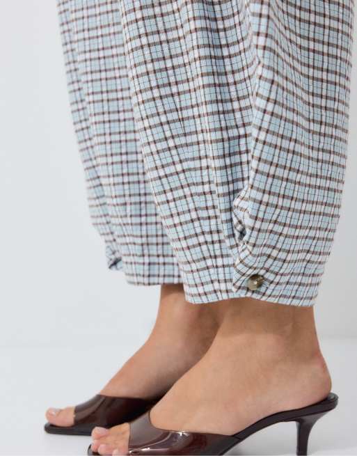 Stradivarius Kitten heel sandal in clear brown in brown, 3 of 7