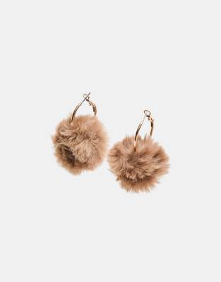 Stradivarius - Kleine Creolen mit Pompons aus Kunstpelz in Braun-Brown