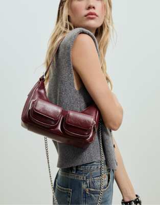 Stradivarius - Kleine Schultertasche in Burgunderrot mit Taschen