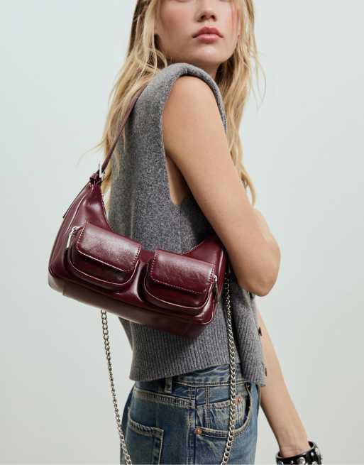 Stradivarius – Kleine Schultertasche in Burgunderrot mit Taschen