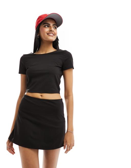 Stradivarius – Knapp geschnittenes Sport-T-Shirt in Schwarz, Kombiteil