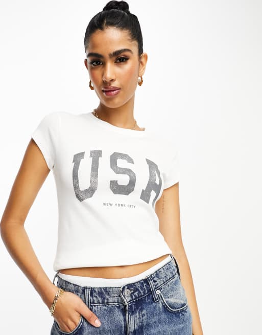 Stradivarius – Knapp geschnittenes T-Shirt in Weiß mit „USA“-Grafikprint 