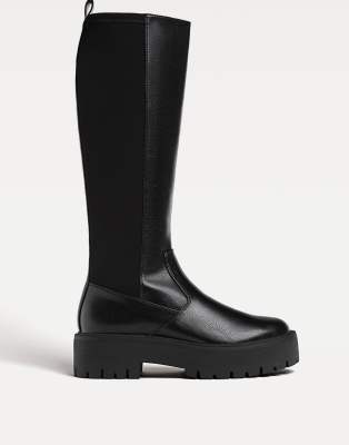 Stradivarius - Kniehohe, flache Plateaustiefel in Schwarz