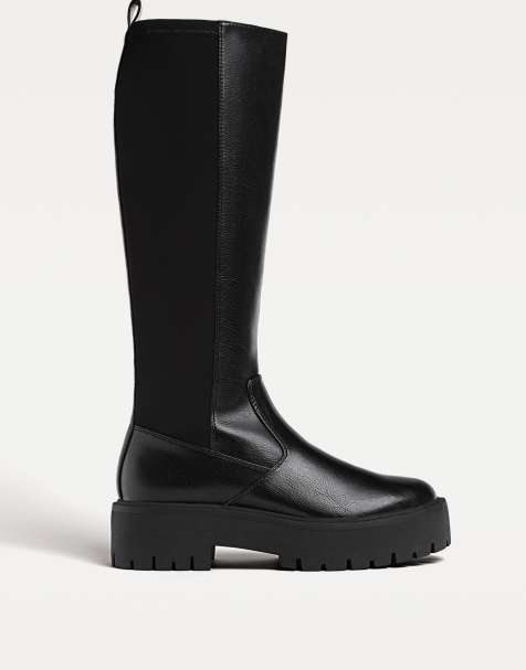 Stradivarius – Kniehohe, flache Plateaustiefel in Schwarz - view 1