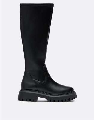 Stradivarius - Kniehohe, flache Plateaustiefel in Schwarz
