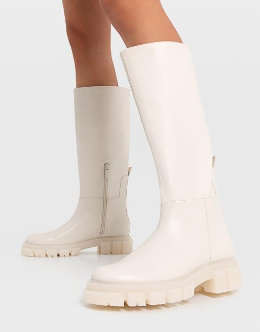 Stradivarius Kniehohe Stiefel in Creme mit dicker Sohle