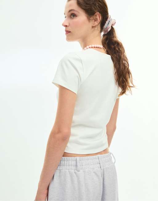 Stradivarius Knot detail short sleeve t-shirt in ecru, 3 of 6