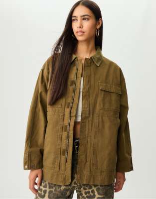 Stradivarius - Kontrastjacke in Olivgrün mit Taschen