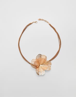 Stradivarius - Kordelkette in Goldoptik mit großem Blumenanhänger-Gelb