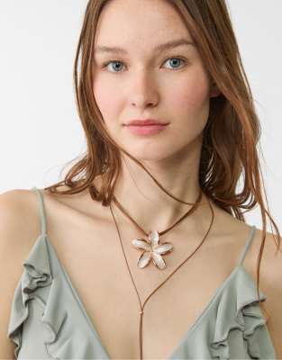 Stradivarius - Kordelkette mit Blumenanhänger in Ecru-Weiß