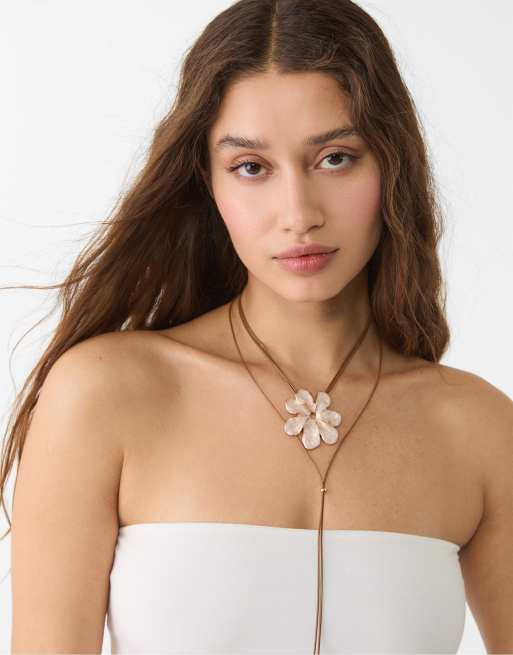 Stradivarius – Kordelkette mit Blumenanhänger in Ecru, 2 von 3