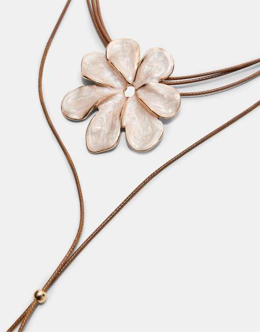 Stradivarius – Kordelkette mit Blumenanhänger in Ecru, 3 von 3