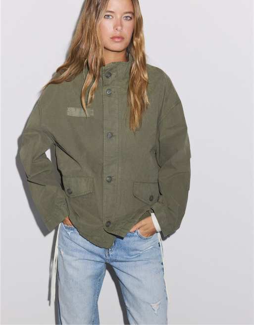 Stradivarius kort oversize-jacka i khaki, 5 av 7