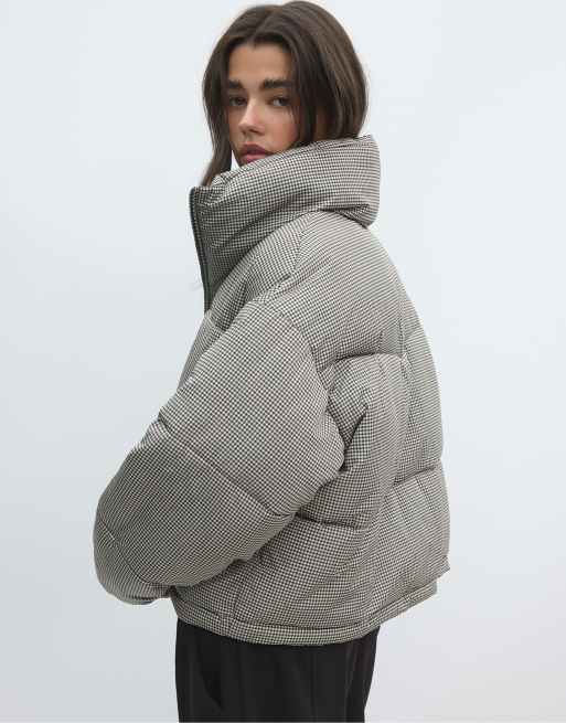 Stradivarius kort rutig vadderad jacka med hög krage i beige, 3 av 7