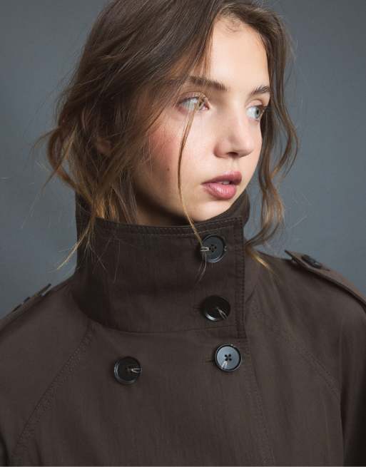 Stradivarius kort trenchcoat med høj hals og bælte i brun, 4 af 7