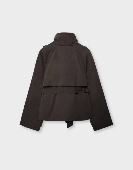 Stradivarius kort trenchcoat med høj hals og bælte i brun, 7 af 7