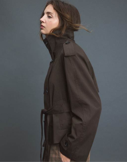 Stradivarius kort trenchcoat med hög krage och skärp i brunt, 2 av 7