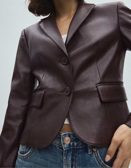 Stradivarius korte getailleerde blazer met leerlook in bruin, 2 van 7