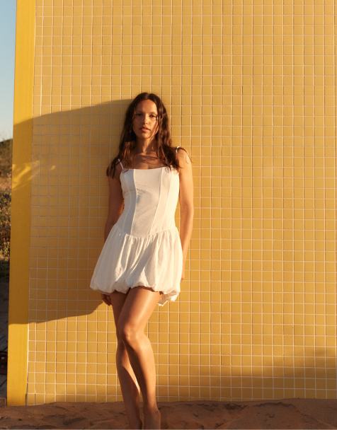 Stradivarius - Korte jurk met ballonbandjes in wit - view 1