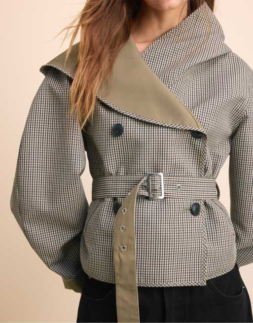 Stradivarius korte omkeerbare geruite trenchcoat in kaki, 4 van 7