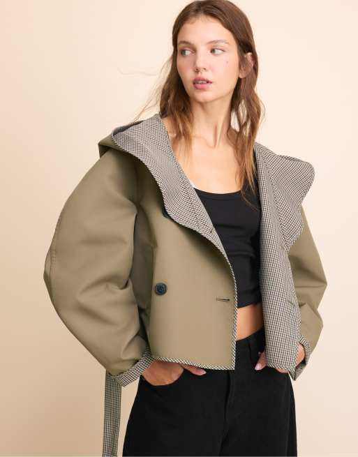 Stradivarius korte omkeerbare geruite trenchcoat in kaki, 5 van 7