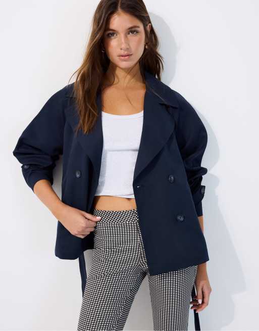 Stradivarius korte soepelvallende trenchcoat met riem in blauw, 2 van 4