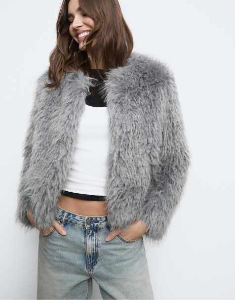 Stradivarius – Kragenlose Jacke aus Kunstpelz in meliertem Grau - view 1