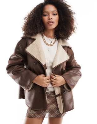 Stradivarius - Kunstleder-Jacke in Braun mit Teddyfutter-Brown