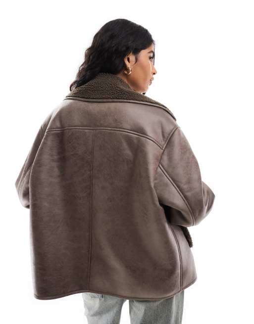 Stradivarius – Kunstleder-Pilotenjacke in Braun mit Teddyfutter ASOS