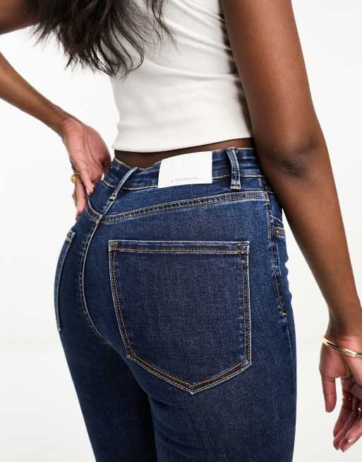 Stradivarius – Kurz geschnittene Schlaghose in Indigo-Waschung , 2 von 5