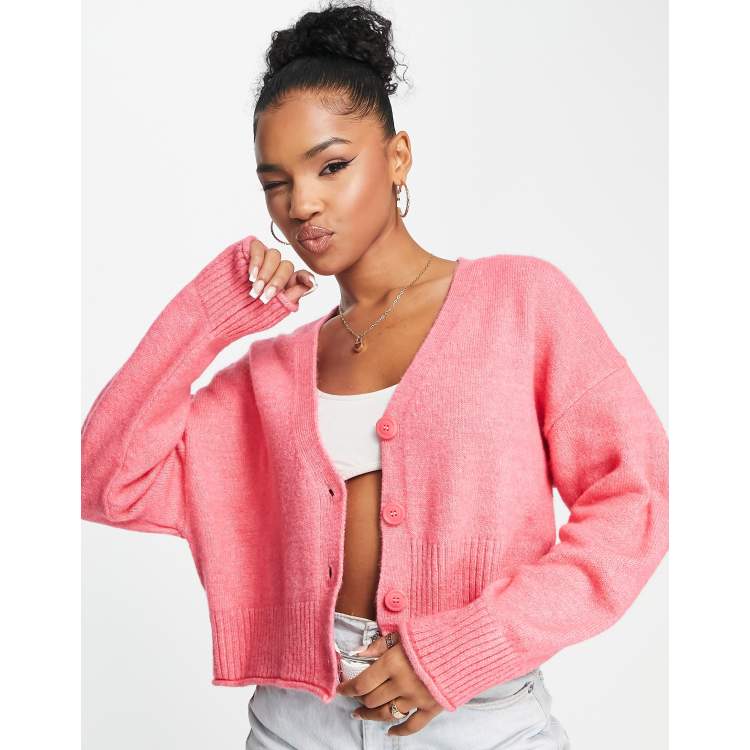 Stradivarius – Kurz geschnittene Strickjacke in Knallrosa ASOS