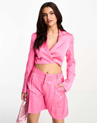 Stradivarius - Kurz geschnittener Blazer aus Satin in Rosa