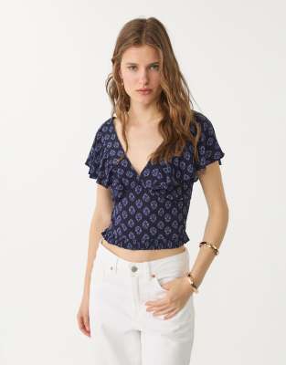 Stradivarius - Kurzärmlige Bluse in Blau mit Paisley-Muster und Rüschendetail