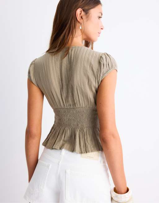 Stradivarius – Kurzärmlige, gesmokte Hemdbluse in Khaki, 2 von 4