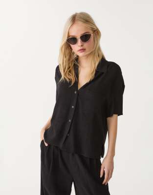 Stradivarius - Kurzärmlige Hemdbluse aus Leinenmix in Schwarz