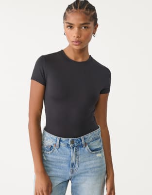 Stradivarius - Kurzärmliger Body aus Polyamid in Schwarz
