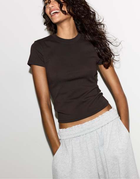 Stradivarius – Kurzärmliges Basic-T-Shirt in Braun mit Rundhalsausschnitt - view 1