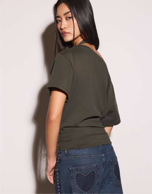 Stradivarius – Kurzärmliges T-Shirt in Braun mit U-Boot-Ausschnitt und Raffung, 4 von 4
