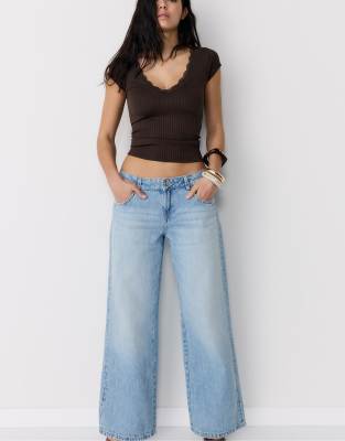 Stradivarius - Kurzärmliges T-Shirt in Braun mit V-Ausschnitt und Spitze-Brown