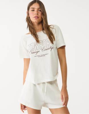 Stradivarius - Kurzärmliges T-Shirt in Ecru mit „Newport"-Grafikprint-Weiß