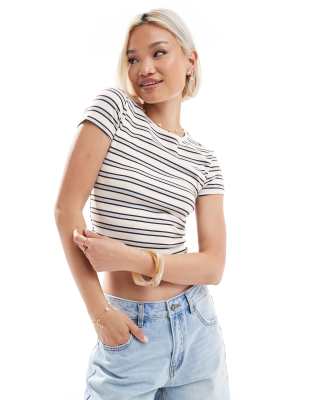 Stradivarius - Kurzärmliges T-Shirt in gestreiftem Weiß-Bunt