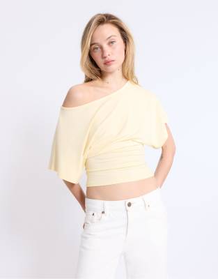 Stradivarius - Kurzärmliges T-Shirt in Pastellgelb mit U-Boot-Ausschnitt