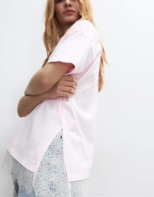 Stradivarius - Kurzärmliges T-Shirt in Pastellrosa mit Spitzensaum