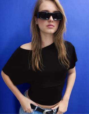 Stradivarius - Kurzärmliges T-Shirt in Schwarz mit U-Boot-Ausschnitt