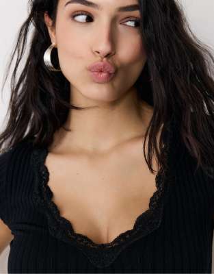 Stradivarius - Kurzärmliges T-Shirt in Schwarz mit V-Ausschnitt und Spitze