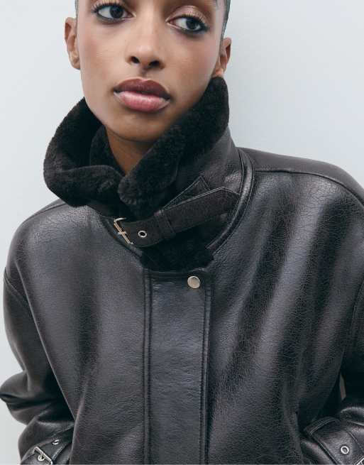 Stradivarius – Kurze Doubleface-Jacke in Schwarz ASOS