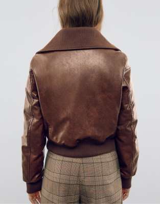 Stradivarius - Kurze Jacke in brauner Lederoptik mit Taschen-Brown
