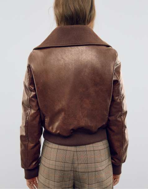 Stradivarius – Kurze Jacke in brauner Lederoptik mit Taschen - view 1